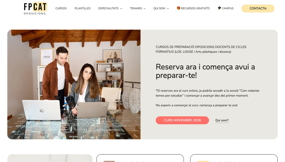 Portada de la web actual de FPCat, en producción: foto de dos personas en la oficina, titular en sans y botón salmón
