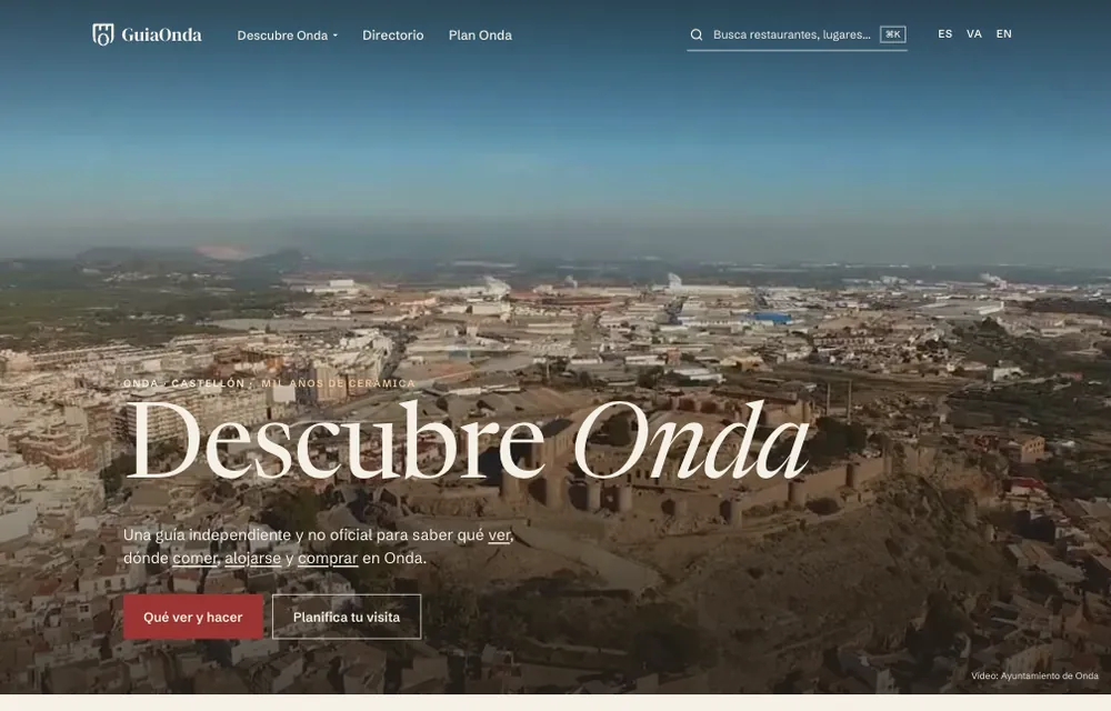Dirección A: titular en cursiva sobre una foto aérea y tarjetas con arco sobre un dibujo de línea del pueblo