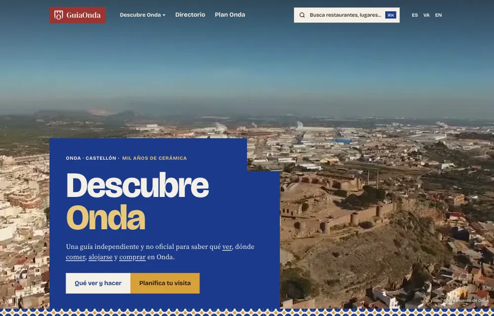 Dirección B: bloques de color azul cobalto y ocre con una rejilla de azulejo