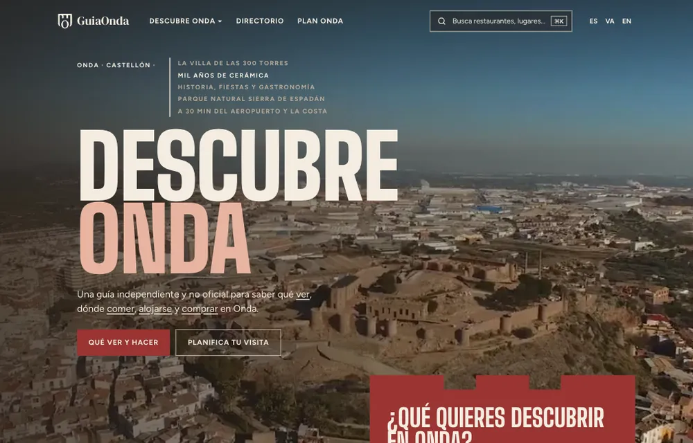 Dirección C: titular «Descubre Onda» en versales condensadas y tarjetas en forma de torres de colores sólidos