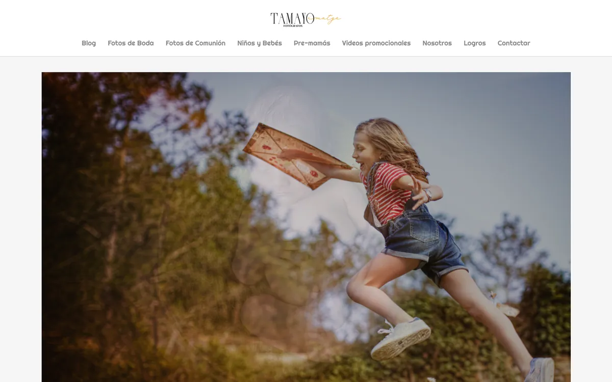 Portada de la web actual de Tamayoimatge: fondo blanco, menú pequeño y una fotografía con botones de compartir debajo